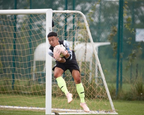 曾远赴英国曼城青训足球学校接受训练的顾叡绅（阿绅）。（图片由VTC提供）