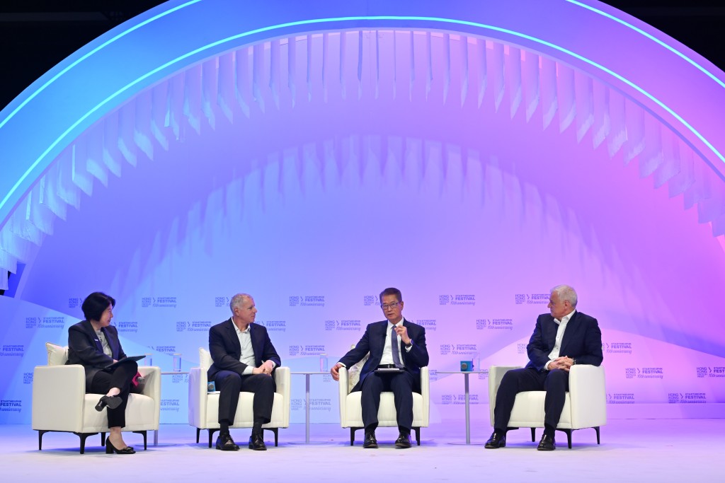 陳茂波在香港金融科技周 x StartmeupHK創業節2025上，和其他嘉賓進行專題討論。