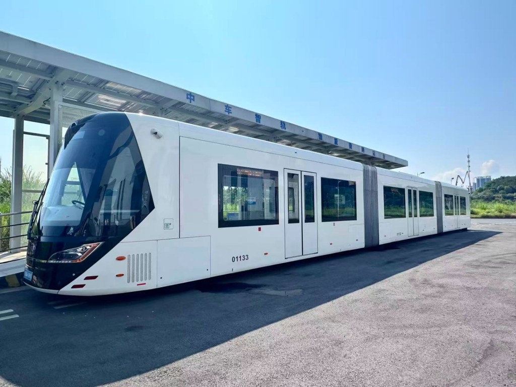 智軌外形及車廂布局與傳統有軌電車相近，但路面並無鋼軌。