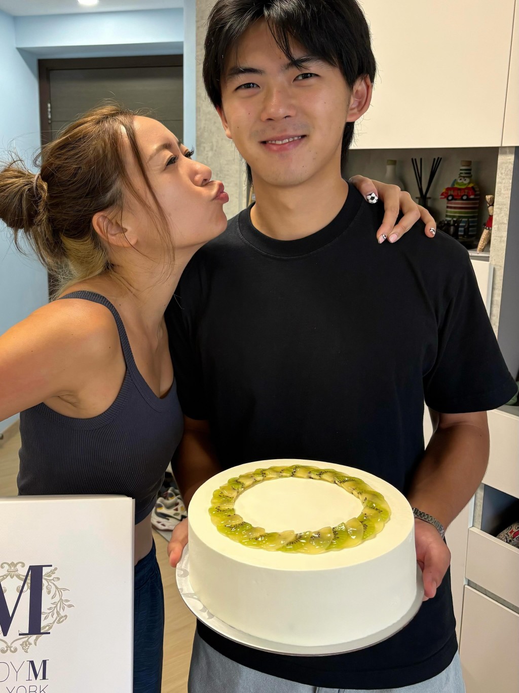梁芷珮為大仔慶祝22歲生日，這次輪到母親作狀錫兒子。