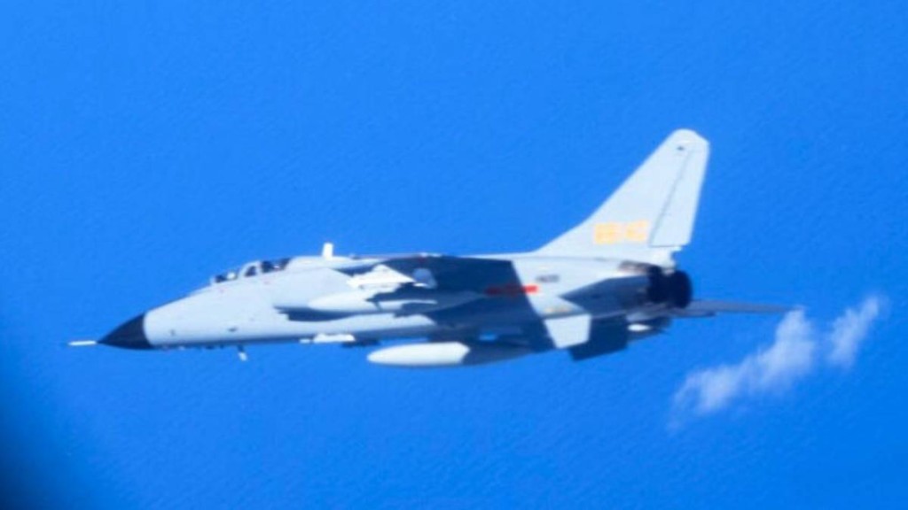 日方指解放軍的殲轟-7，與自衛隊的飛機最近只約60米。日本防衛省
