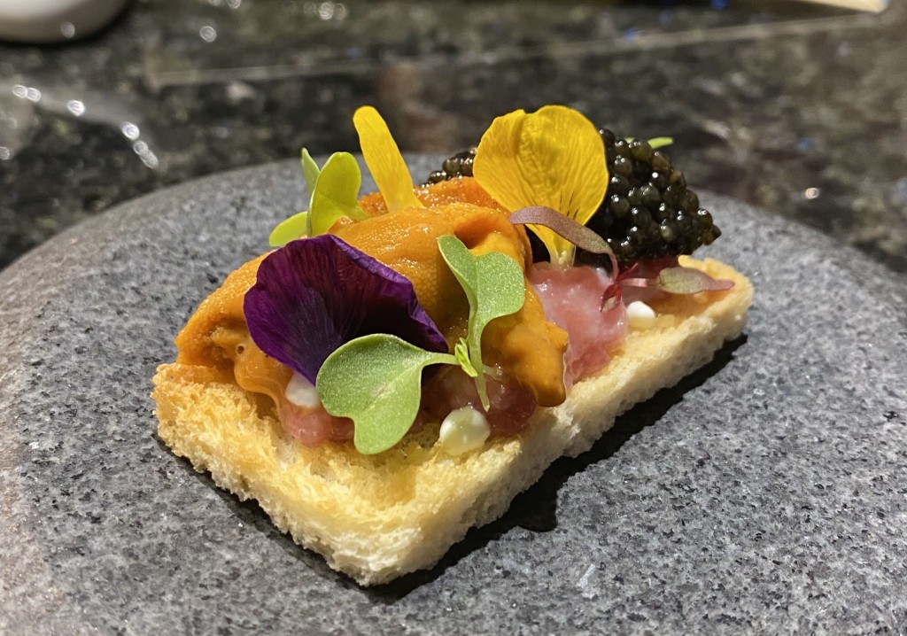 ■吞拿鱼多士顶层配北海道海胆伴鱼子酱。