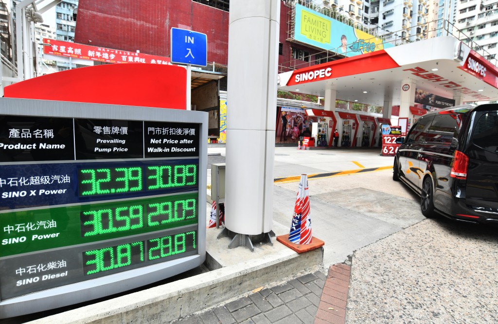 對於國際油價飆升導致的運輸成本增加,陳美寶透露,當局已與本地航空公司密切溝通並留意加幅的趨勢。資料圖片 對於國際油價飆升導致的運輸成本增加,陳美寶透露,當局已與本地航空公司密切溝通並留意加幅的趨勢。資料圖片