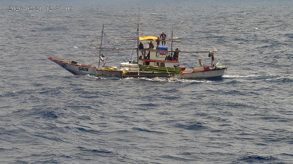 菲律宾多艘船只集结侵闯黄岩岛领海。新华社