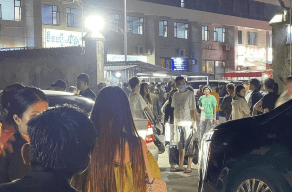 柬埔寨西哈努克省園區,已淪為中國跨境犯罪集團的基地,疑因近日當局大力打擊電騙集團,多間公司在周三(15日)晚上11時突然宣布解散,並要求員工馬上離開。柬中時報 柬中時報 柬埔寨西哈努克省園區,已淪為中國跨境犯罪集團的基地,疑因近日當局大力打擊電騙集團,多間公司在周三(15日)晚上11時突然宣布解散,並要求員工馬上離開。柬中時報 柬中時報
