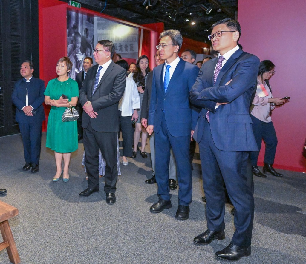 政務司司長陳國基、香港賽馬會董事龔楊恩慈與一眾嘉賓參觀「香港賽馬會呈獻系列：萬眾一心 維護和平─紀念抗戰勝利八十周年展覽」。馬會供圖