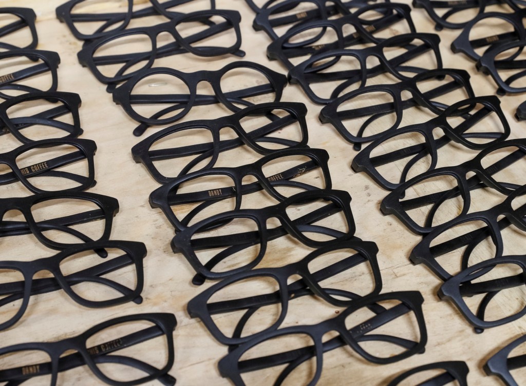 烏克蘭基輔一間工作室曾開發用咖啡渣做眼鏡框。 路透社