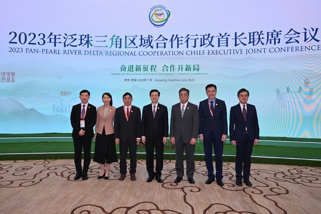 李家超（左四）率领香港特别行政区政府代表团参与2023年泛珠三角区域合作行政首长联席会议。政府新闻处图片