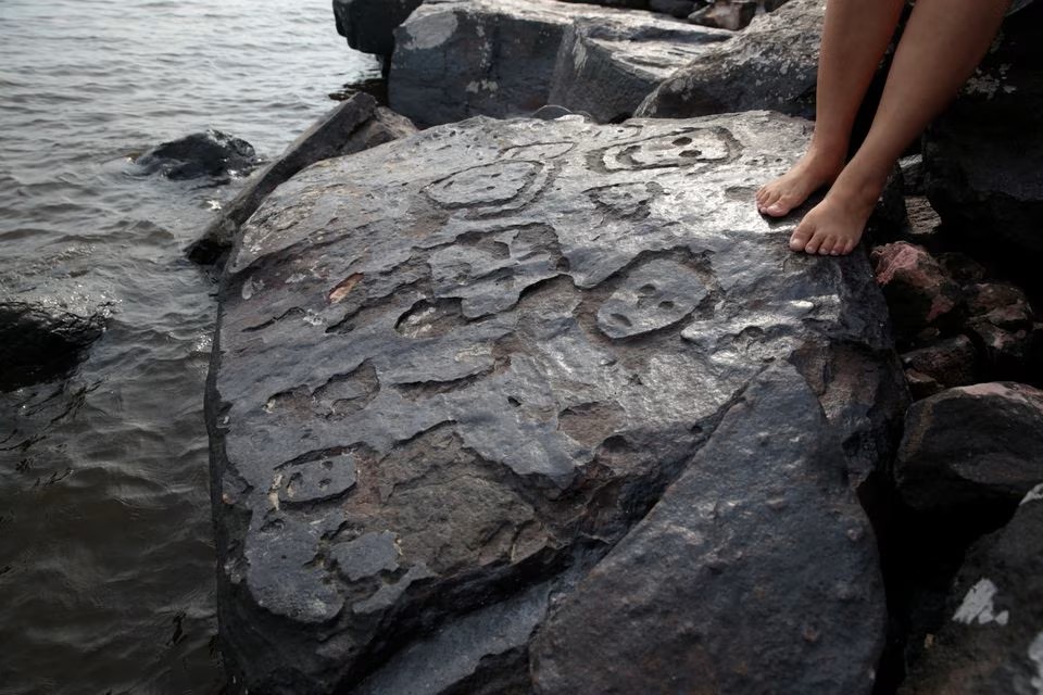 亞馬遜河水位暴降，河畔現「2000年前人臉」詭異符號。