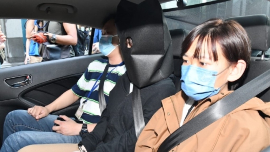 22歲女子(中)被警方拘捕。資料圖片