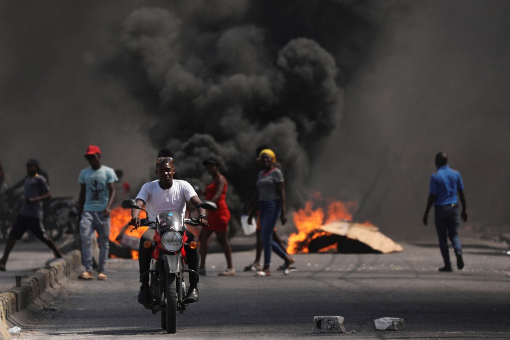 海地上周五的反政府骚乱中，街头有如战场。路透社