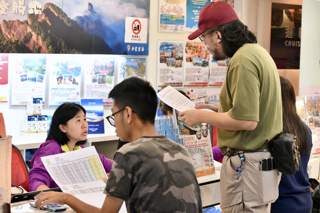 多名市民到旺角中旅社巿民購票。盧江球攝 多名市民到旺角中旅社巿民購票。盧江球攝