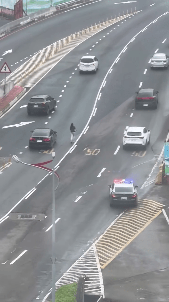 港女桃園機場迷路，馬路中心狂奔，警車發現從後跟上。