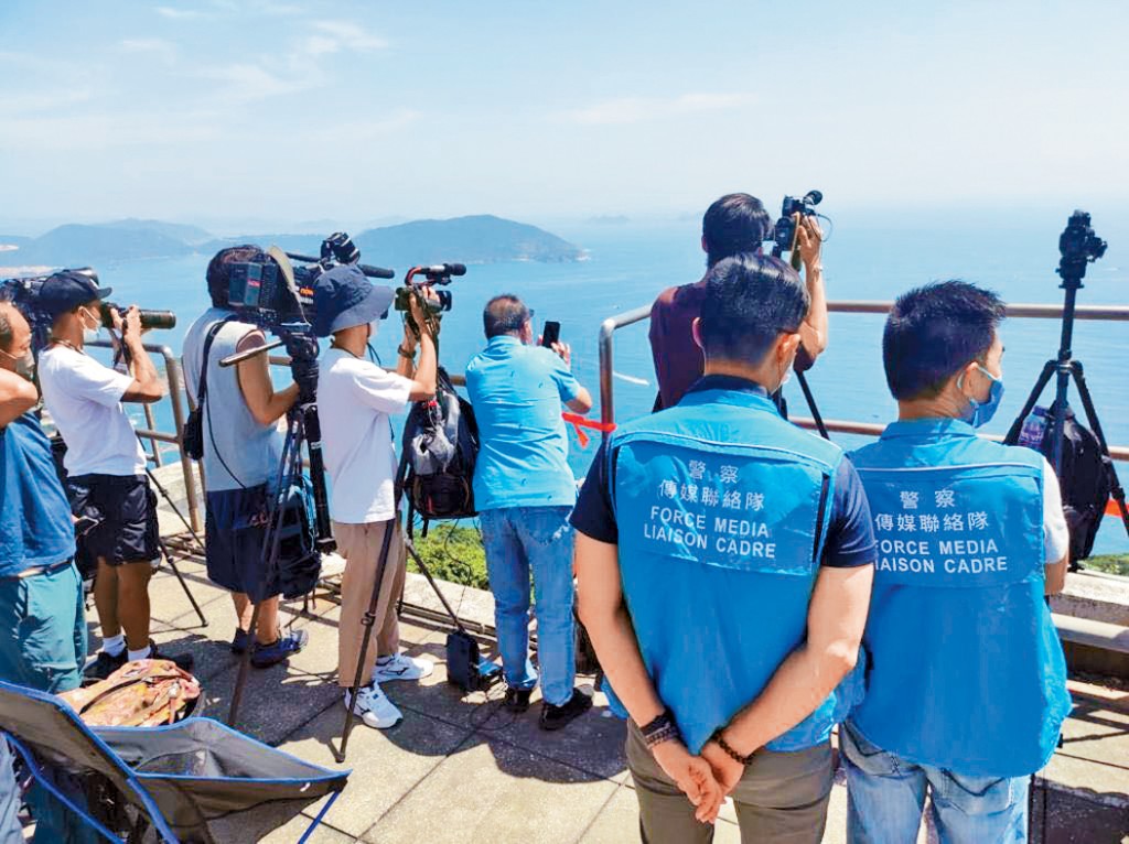 每當發生意外或進行大型公眾活動，身穿藍背心的傳媒聯絡隊人員會出動，擔起平衡前線警員及傳媒需要的重任。 