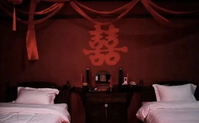 「冥婚房」床頭貼大「囍」字放牌位紅燭。