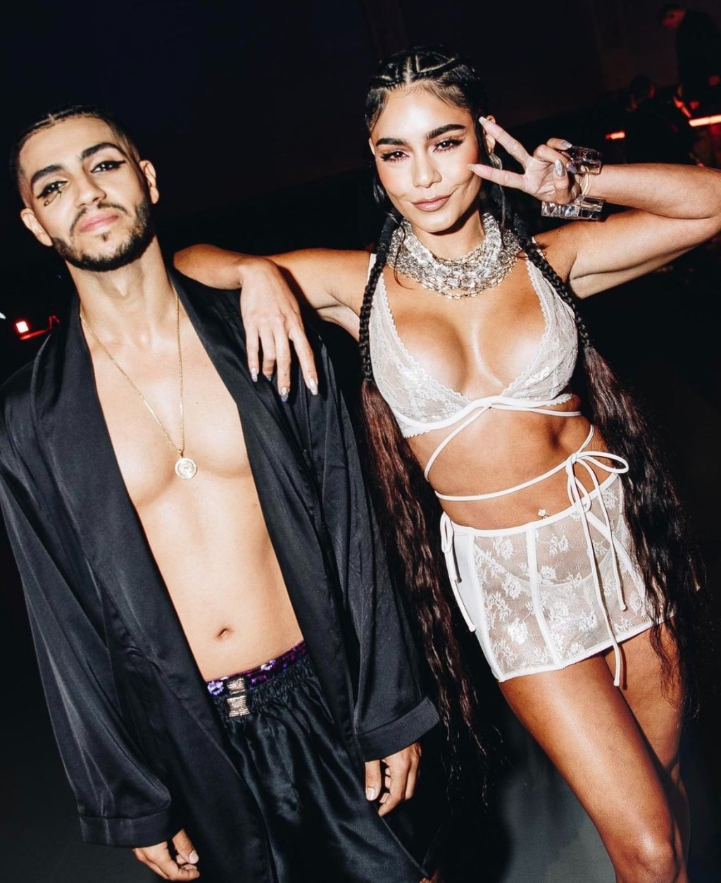 穿上白色內衣的雲妮莎，身材豐滿。