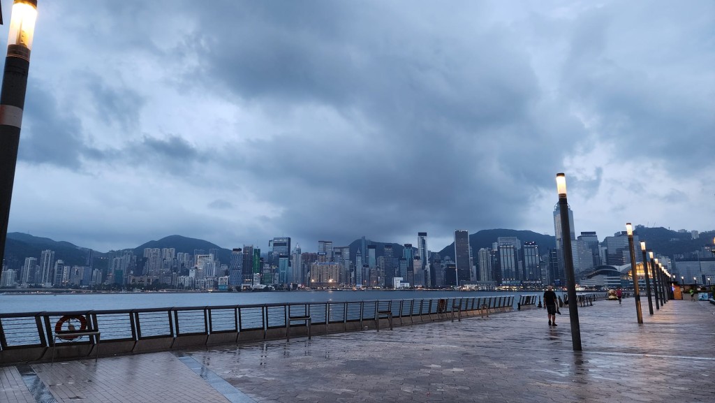 清晨6時20分,天文台再發特別天氣提示,指香港以南及珠江口一帶持續有雷雨發展,預料未來兩三小時本港部分地區雨勢較大。黎志偉攝 清晨6時20分,天文台再發特別天氣提示,指香港以南及珠江口一帶持續有雷雨發展,預料未來兩三小時本港部分地區雨勢較大。黎志偉攝