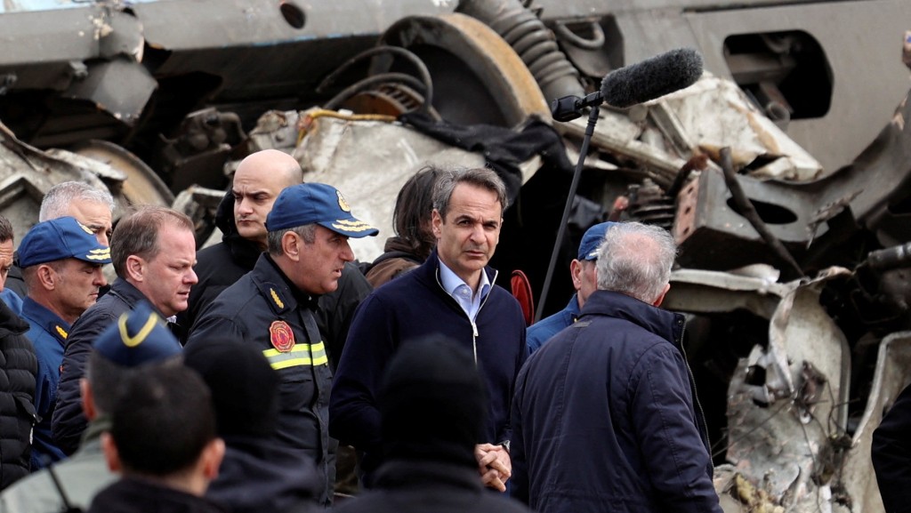 希腊总理米佐塔基斯（Kyriakos Mitsotakis）到事故现场视察。 路透社