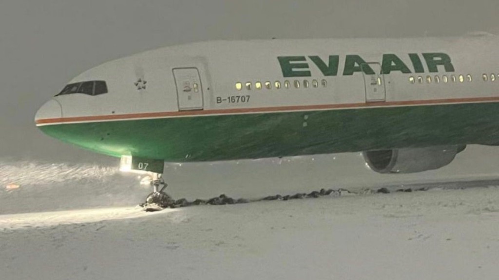加拿大落暴雪，長榮一客機滑出跑道，卡在雪地。 twitter圖