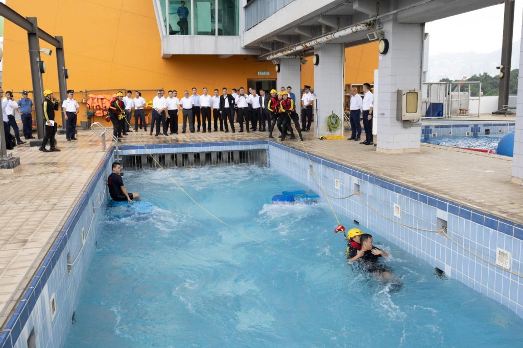 香港紀律部隊向大灣區應急救援單位代表展示了應急救援設施和技術。保安局fb