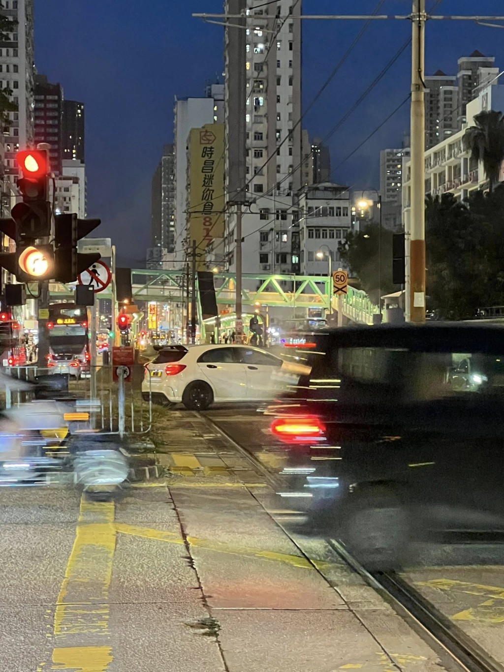 一輛白色私家車失控衝入輕鐵路軌,並撞毀豐年路輕鐵站附近的欄杆。網上圖片 一輛白色私家車失控衝入輕鐵路軌,並撞毀豐年路輕鐵站附近的欄杆。網上圖片