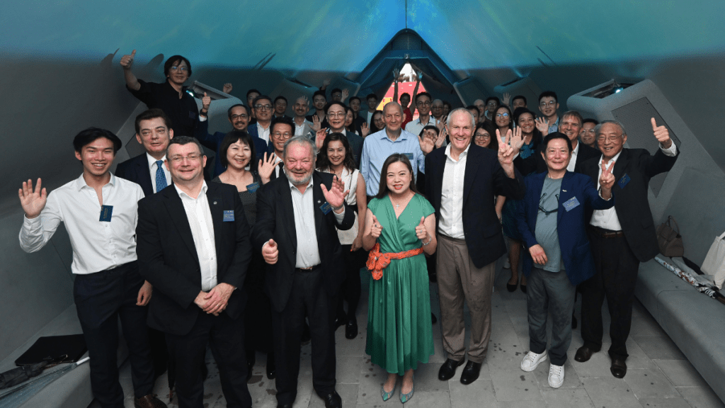 文化體育及旅遊局局長羅淑佩（前排中）、香港賽馬會董事孔思和 （前排左三）、香港賽馬會董事韋安祖（前排左二）與一眾嘉賓在展亭通道內拍照留念。馬會圖片