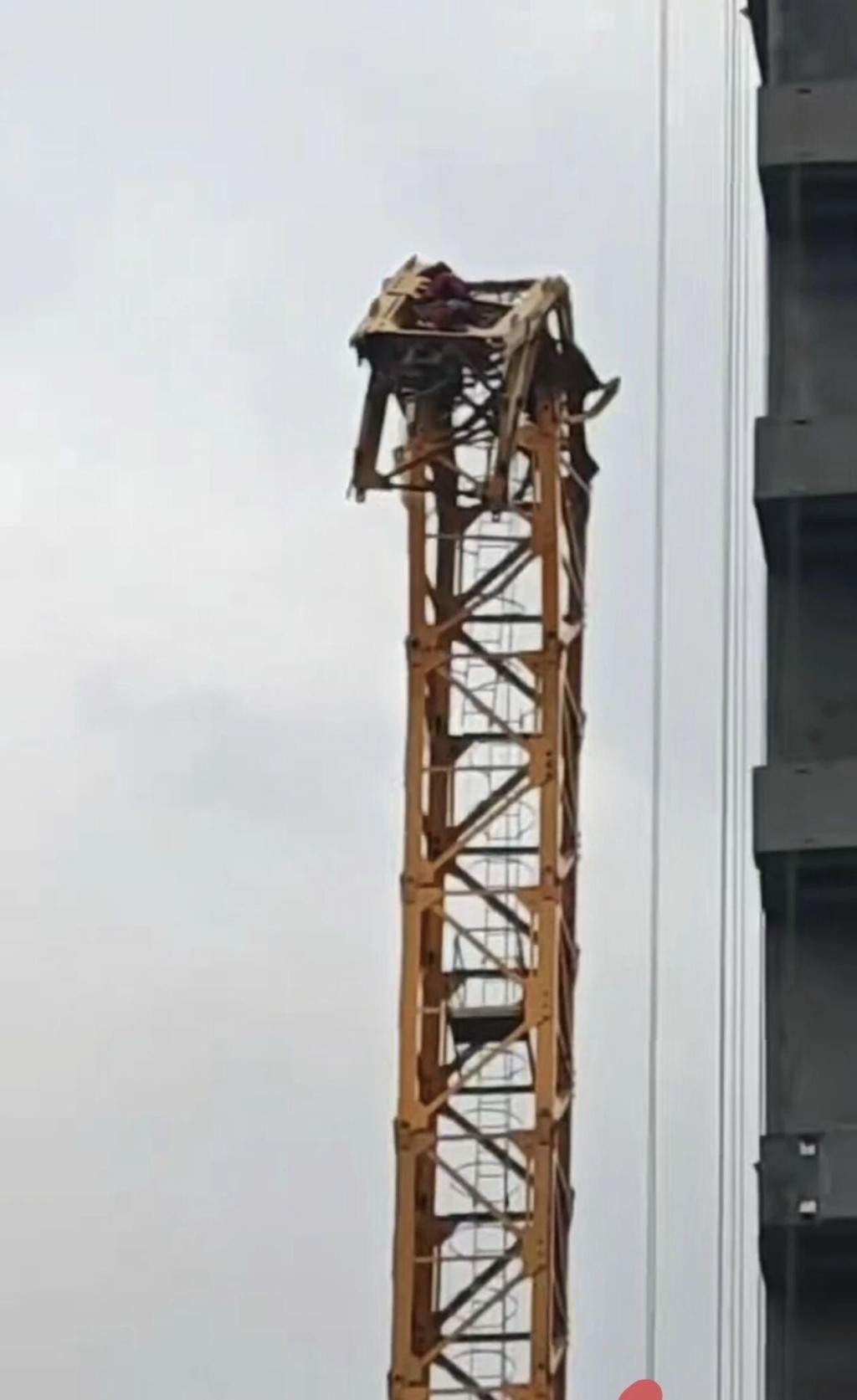 成都有地盘在拆天秤时发生倒塌事故，造成5人死亡。抖音@中城建业