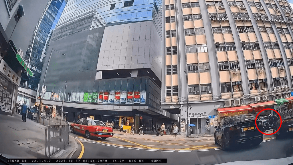 涉事電單車疑被路上其他私家車遮擋視線,疑未發現有一輛黑色Tesla準備右轉大有街。網上片段截圖 涉事電單車疑被路上其他私家車遮擋視線,疑未發現有一輛黑色Tesla準備右轉大有街。網上片段截圖