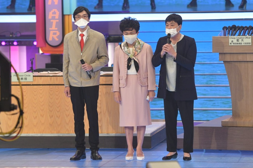 三人模仿得維肖維妙。