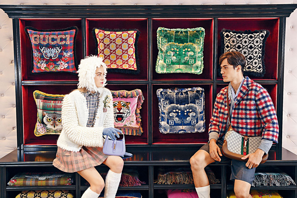 左\Mohair羊毛針織刺繡外套\$35,600、多色格紋恤衫\$6,700、啡橙色格紋迷你裙\$10,600、淺藍色針織手套\$2,950、象牙白色Mohair羊毛Bonnet\售價待定、紫色迷你版Jackie 1961\$13,800。右\藍紅色格子外套\$15,900、淺灰色羊毛外套\$9,800、淺藍色恤衫\$7,000、灰色短褲\$8,000、水晶項飾\$16,100、中號GG Supreme Jackie 1961\$17,500。