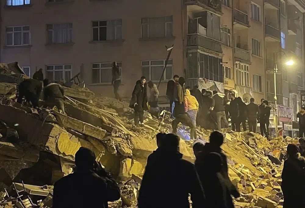 在土耳其南部卡赫拉曼馬拉什省一棟建築物倒塌，民眾試圖救助被困居民。AP