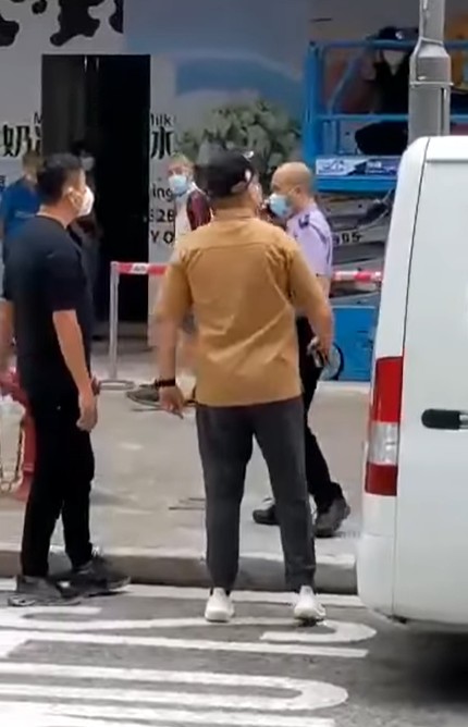 兩名男子與保安員爭執。