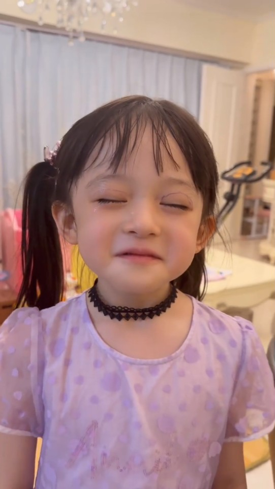 賈曉晨曾分享小飯兜自行化妝的影片。