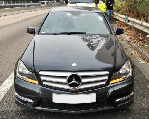 一輛私家車今早於青山公路左穿右插，該名男司機涉醉駕被捕。警方圖片