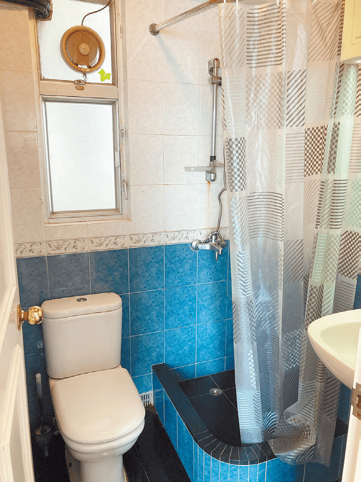 浴室基本設備齊全，小型企缸亦做到乾濕分離。