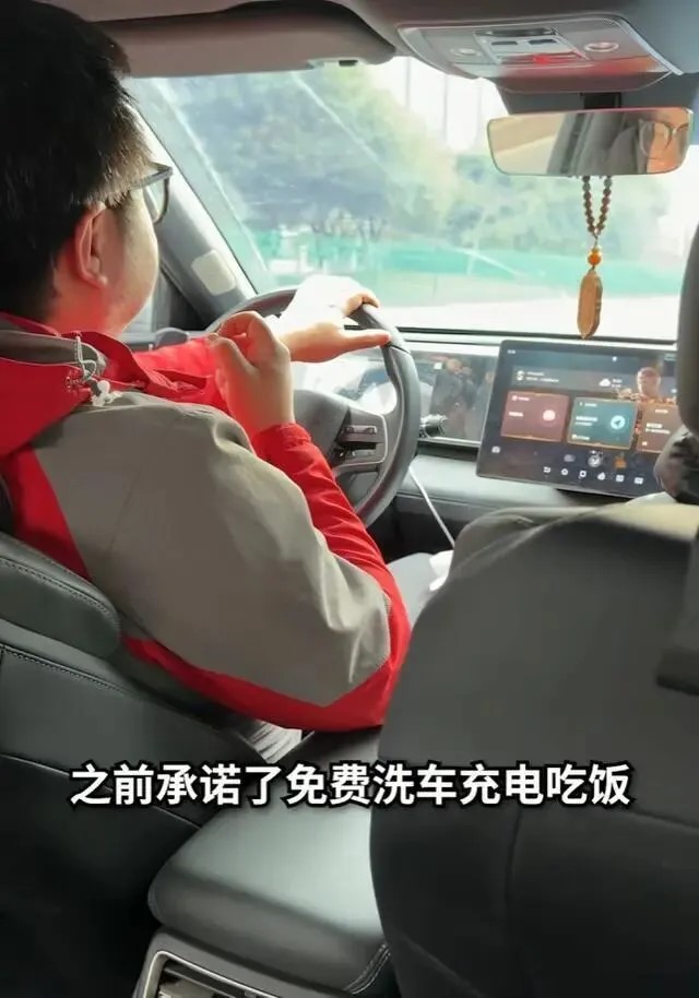 庞先生回比亚迪4S店疯狂白嫖逾年的行为，成为网上热话。