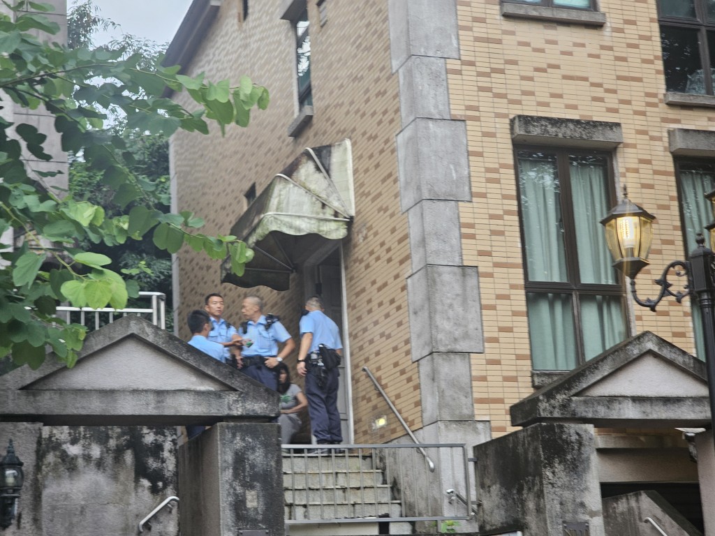 警方到場調查。 警方到場調查。