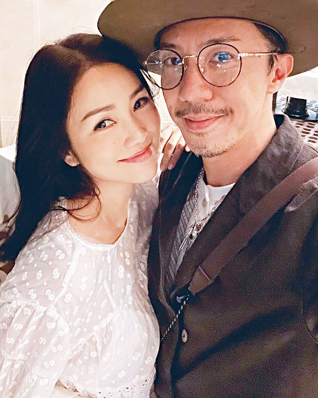 阿聰、阿Kay為囝囝伴奏兼伴唱。