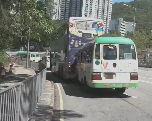 小巴先後與5車相撞。有綫電視截圖