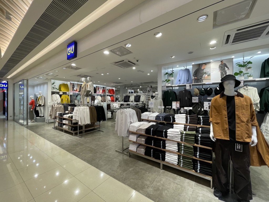 GU將軍澳東港城分店於2018年開業,作為品牌在攻港首批門市之一,一直深受將軍澳區內街坊歡迎。然而,繼去年9月銅鑼灣希慎廣場分店結業後,近日該分店在門外張貼告示,宣布即將結束營業。 GU將軍澳東港城分店於2018年開業,作為品牌在攻港首批門市之一,一直深受將軍澳區內街坊歡迎。然而,繼去年9月銅鑼灣希慎廣場分店結業後,近日該分店在門外張貼告示,宣布即將結束營業。
