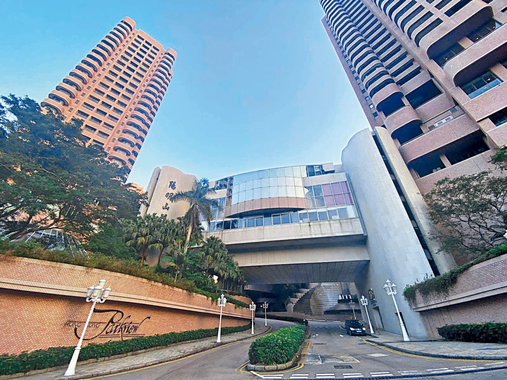 阳明山庄坐落于半山，翠绿环抱。