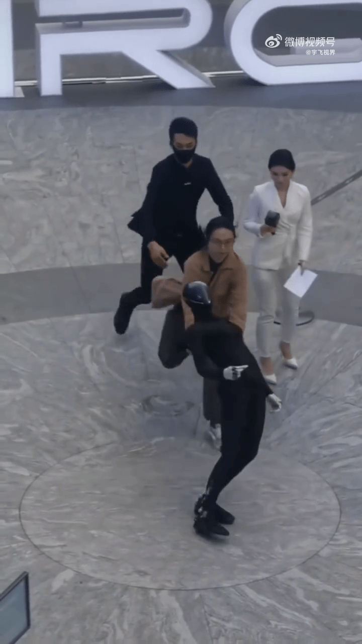 機械人IRON失去平衡摔在地上。 機械人IRON失去平衡摔在地上。