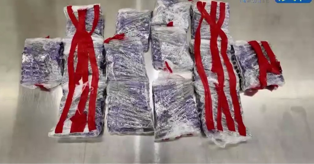 北上女子在福田口岸被揭发在腿上绑着350支减肥针。海关发布