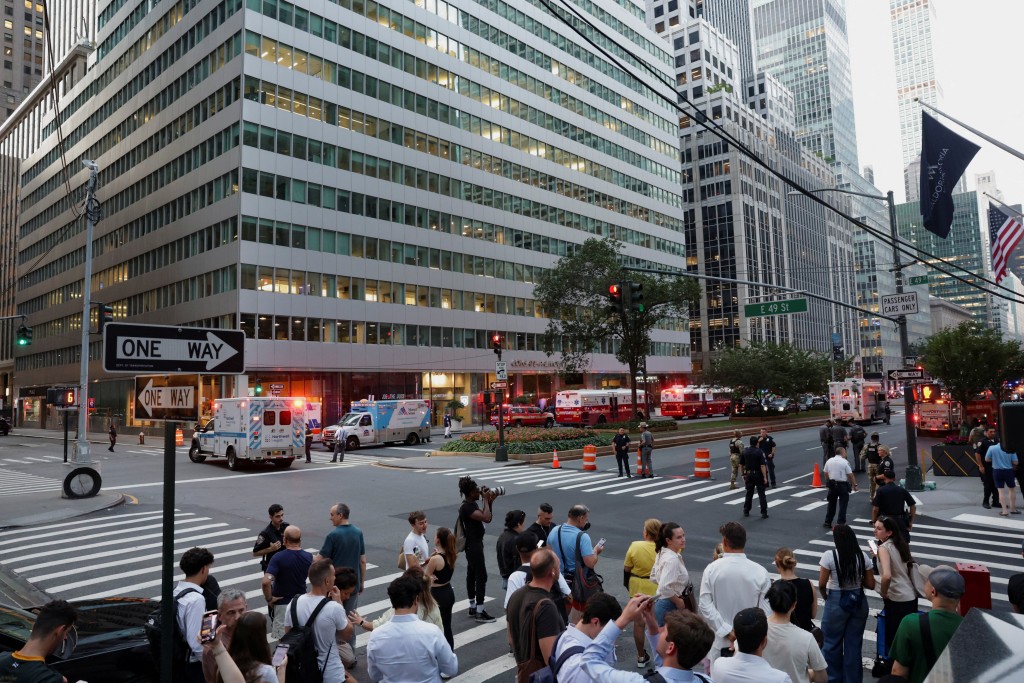 现场是曼克顿市中心公园大道345号一幢摩天商业办公大楼。路透社