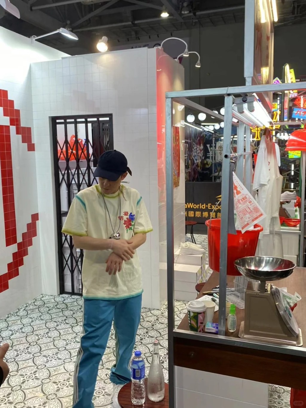 一连三日，陈冠希都有现身其潮店于亚博的国际流行文化ComplexCon的摊位。