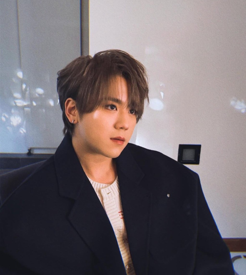 不少網民表示姜濤同朋友行年宵好勇敢！