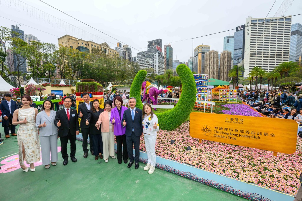 一眾嘉賓參觀2026年香港花卉展覽。馬會提供 一眾嘉賓參觀2026年香港花卉展覽。馬會提供