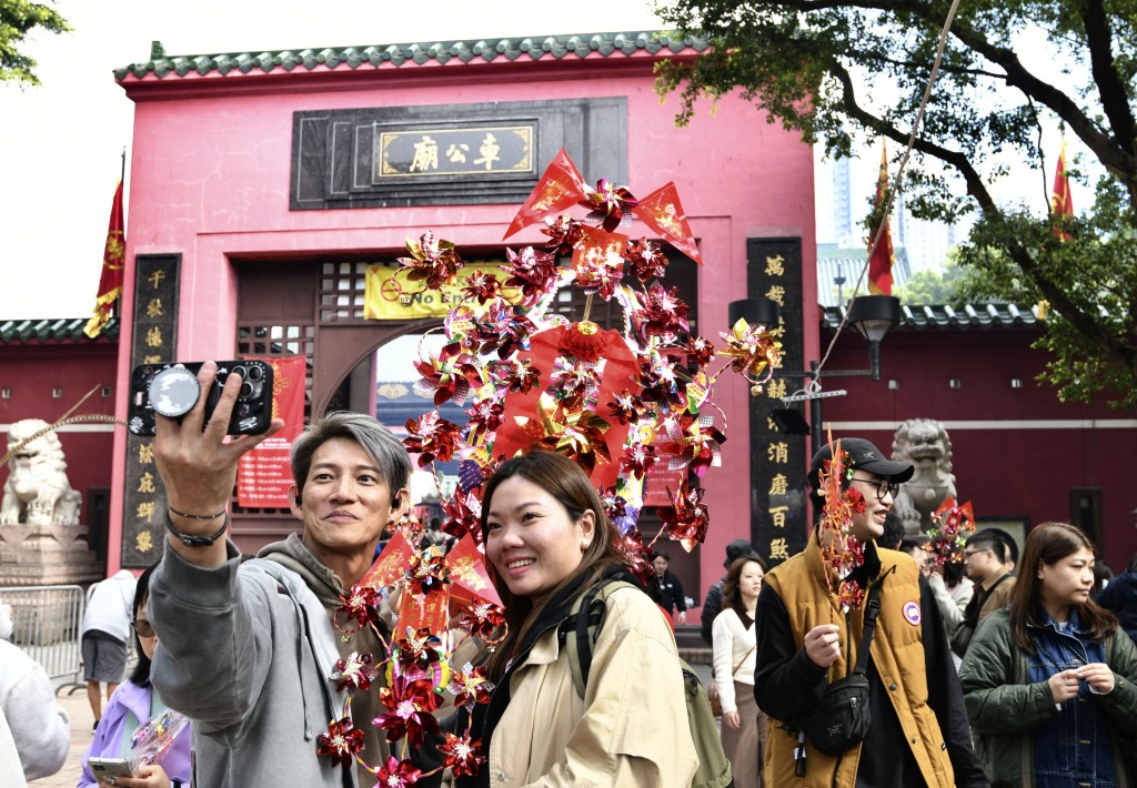 馬年伊始,不少市民都會到廟宇參拜,祈求新一年事事順景。資料圖片 馬年伊始,不少市民都會到廟宇參拜,祈求新一年事事順景。資料圖片