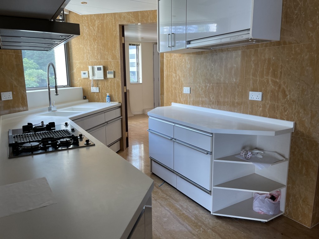 廚房設多組廚櫃，有不少儲物空間。