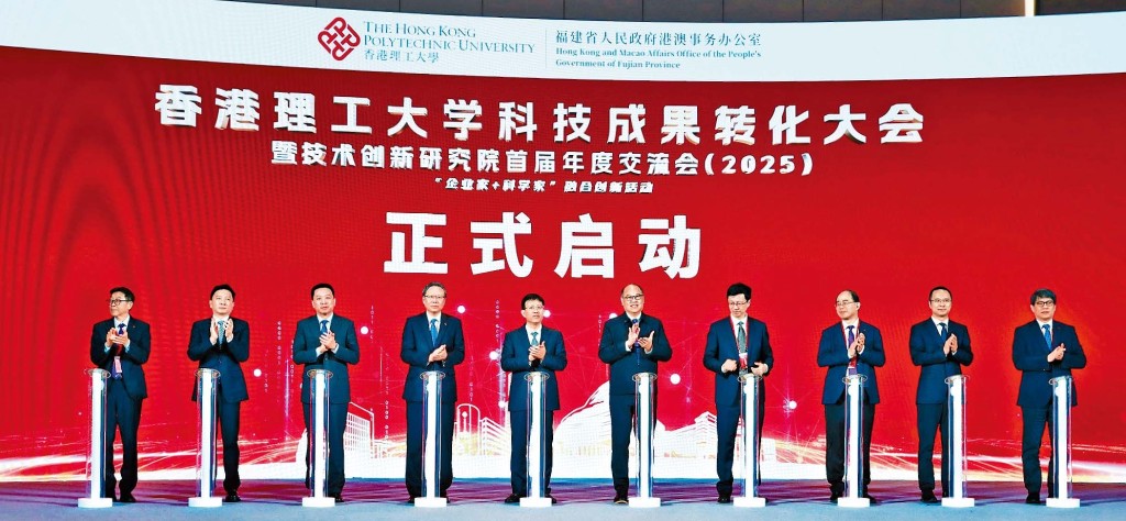 理大校董會主席林大輝博士(右五)、福建省副省長林瑞良先生(左五)、福建省科技廳廳長李志忠先生(右四)、理大校長滕錦光教授(左四)、理大常務及學務副校長黃永德教授(右三)、福建省港澳辦主任黎林先生(左三)、泉州市副市長雷連鳴先生(右二)、晉江市人民政府市長王明元先生(左二)、理大高級副校長(研究及創新)趙汝恒教授(右一)及理大副校長(教學)曹建農教授(左一)共同主持活動啟動儀式。 理大校董會主席林大輝博士(右五)、福建省副省長林瑞良先生(左五)、福建省科技廳廳長李志忠先生(右四)、理大校長滕錦光教授(左四)、理大常務及學務副校長黃永德教授(右三)、福建省港澳辦主任黎林先生(左三)、泉州市副市長雷連鳴先生(右二)、晉江市人民政府市長王明元先生(左二)、理大高級副校長(研究及創新)趙汝恒教授(右一)及理大副校長(教學)曹建農教授(左一)共同主持活動啟動儀式。